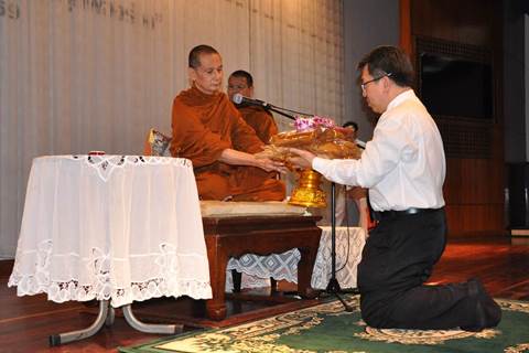 ธรรมบรรยายและทอดผ้าป่า