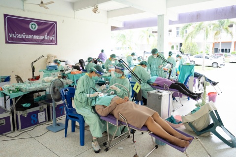 คณะแพทยศาสตร์โรงพยาบาลรามาธิบดี มหาวิทยาลัยมหิดล ร่วมกับสำนักงานองคมนตรี ออกหน่วยแพทย์เคลื่อนที่ ในโครงการ “สืบสานพระราชปณิธาน” ครั้งที่ 20 จ.กระบี่