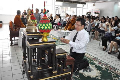 ธรรมบรรยายและทอดผ้าป่า