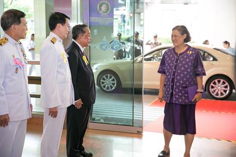 สมเด็จพระเทพรัตนราชสุดาฯ สยามบรมราชกุมารี เสด็จฯ ทรงเป็นประธานการประชุมใหญ่มูลนิธิรามาธิบดีฯ ประจำปี 2561 พร้อมทอดพระเนตร “สวนบำบัดลอยฟ้า” 