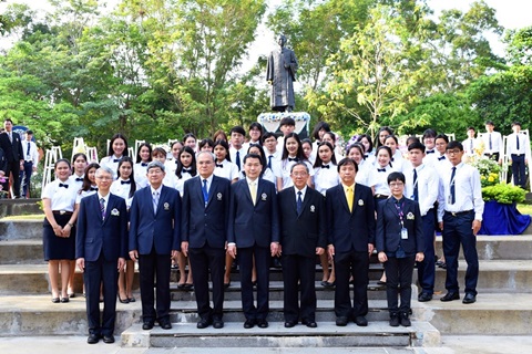 พิธีวางพวงมาลาถวายสักการะพระบรมรูปสมเด็จพระมหิตลาธิเบศร อดุลยเดชวิกรมพระบรมราชชนก เนื่องในวันมหิดล ประจำปีพุทธศักราช ๒๕๖๑