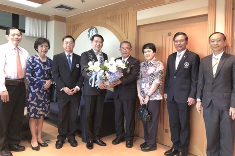 มอบช่อดอกไม้แสดงความยินดีแก่นายกสภามหาวิทยาลัยมหิดล