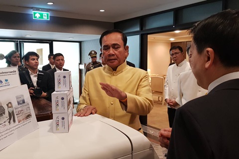 คณบดีร่วมให้ข้อมูลในงานนิทรรศการย่านนวัตกรรมทางการแพทย์โยธี แก่นายกรัฐมนตรี