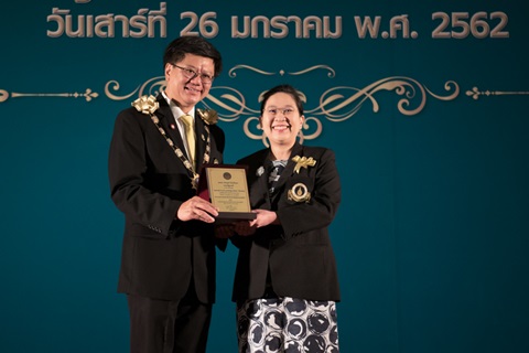 รศ. พญ.ชลทิพย์ วิรัตกพันธ์ เข้ารับโล่ประกาศเกียรติคุณนายกรัฐมนตรี แพทย์ในดวงใจ จังหวัดกรุงเทพมหานคร โครงการ “แพทย์ในดวงใจ 77 จังหวัด”