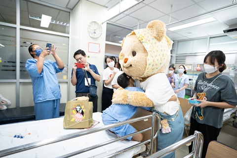 “น้องหมีเนย” BUTTER BEAR เยี่ยมให้กำลังใจผู้ป่วยเด็ก รพ.รามาธิบดี