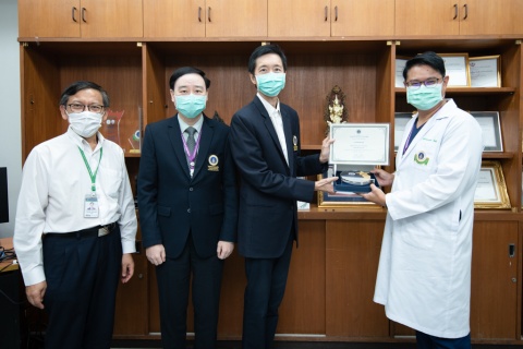 มอบโล่และประกาศนียบัตร รางวัล KM Award 2565 ในการประชุมคณะกรรมการพัฒนาคุณภาพ