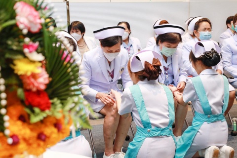 โรงเรียนพยาบาลรามาธิบดี คณะแพทยศาสตร์โรงพยาบาลรามาธิบดี มหาวิทยาลัยมหิดล จัดงาน “ปัจฉิมนิเทศ และพิธีมอบขีด เนคไท ปีการศึกษา 2565”