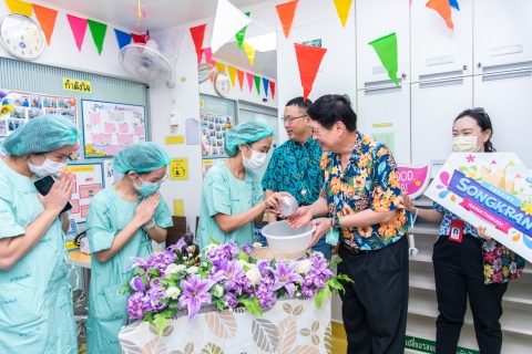 คณะผู้บริหารคณะฯ ให้กำลังใจและมอบอาหารแก่บุคลากรรามาธิบดีที่ปฏิบัติงานวันหยุด เนื่องในเทศกาลสงกรานต์ ประจำปี 2566