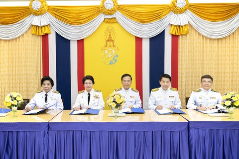 คณบดี และคณะกรรมการบริหารคณะฯ ร่วมพิธีลงนามถวายพระพรชัยมงคล