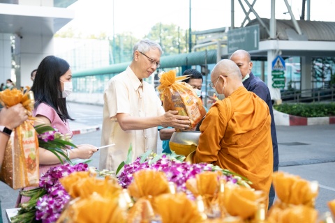 พิธีทำบุญตักบาตรเนื่องในโอกาสส่งท้ายปีเก่าต้อนรับปีใหม่ 2567