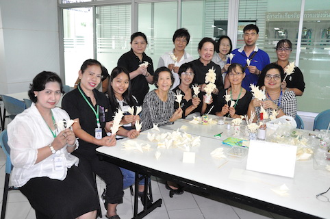 ทำดอกไม้จันทน์ถวายพ่อหลวง