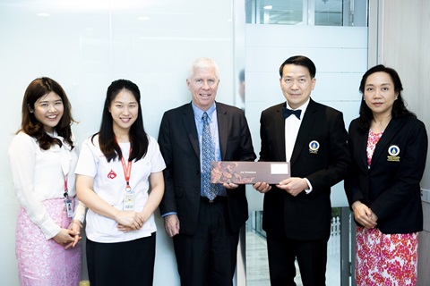 คณบดีฯให้การต้อนรับ Prof. Bryan McNally