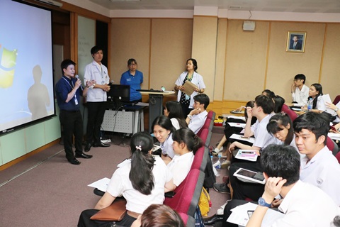 การให้ข้อมูล สวัสดิการสิทธิประโยชน์ของคณะแพทยศาสตร์โรงพยาบาลรามาธิบดี สำหรับนักศึกษารังสีเทคนิค ชั้นปีที่ 4 