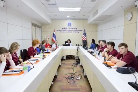 คณะผู้บริหาร โรงเรียนพยาบาลรามาธิบดี ให้การต้อนรับ คณาจารย์ และนักศึกษาพยาบาลจาก Capstone College of Nursing, The University of Alabama ประเทศสหรัฐอเมริกา