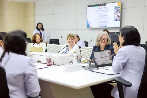 คณะผู้บริหาร โรงเรียนพยาบาลรามาธิบดี ร่วมให้การต้อนรับ อาคันตุกะ จาก Florence Nightingale Faculty of Nursing, Midwifery & Palliative Care, King’s College London สหราชอาณาจักร