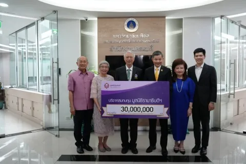 คุณวิชิต-คุณจารุณี ชินวงศ์วรกุล บริจาคเงินแก่มูลนิธิรามาธิบดีฯ