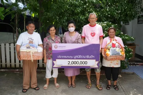 คุณบุญศรี มณีขาว บริจาคเงินแก่มูลนิธิรามาธิบดีฯ