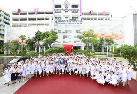 สมเด็จพระกนิษฐาธิราชเจ้า กรมสมเด็จพระเทพรัตนราชสุดา ฯ สยามบรมราชกุมารีเสด็จพระราชดำเนินไปทรงเปิดป้ายชื่ออาคาร “ศรีนครินทราภิบาล” ณ โรงเรียนพยาบาลรามาธิบดี คณะแพทยศาสตร์โรงพยาบาลรามาธิบดี มหาวิทยาลัยมหิดล ศาลายา