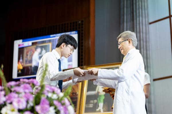 พิธีมอบเสื้อกาวน์ รับศิษย์แพทย์รามาธิบดี รุ่น 58  สู่ชั้นคลินิก