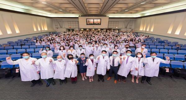 โครงการงานปัจฉิมนิเทศนักศึกษาแพทย์รามาธิบดี ประจำปี 2565 และพิธีอำลาอาจารย์ของนักศึกษาแพทย์รามาธิบดี ชั้นปีที่ 6 (ศิษย์แพทย์รามาธิบดี รุ่นที่ 52) วันจันทร์ที่ 28 มีนาคม พ.ศ. 2565  ณ หอประชุมอารี  วัลยะเสวี  คณะแพทยศาสตร์โรงพยาบาลรามาธิบดี มหาวิทยาลัยมหิดล
